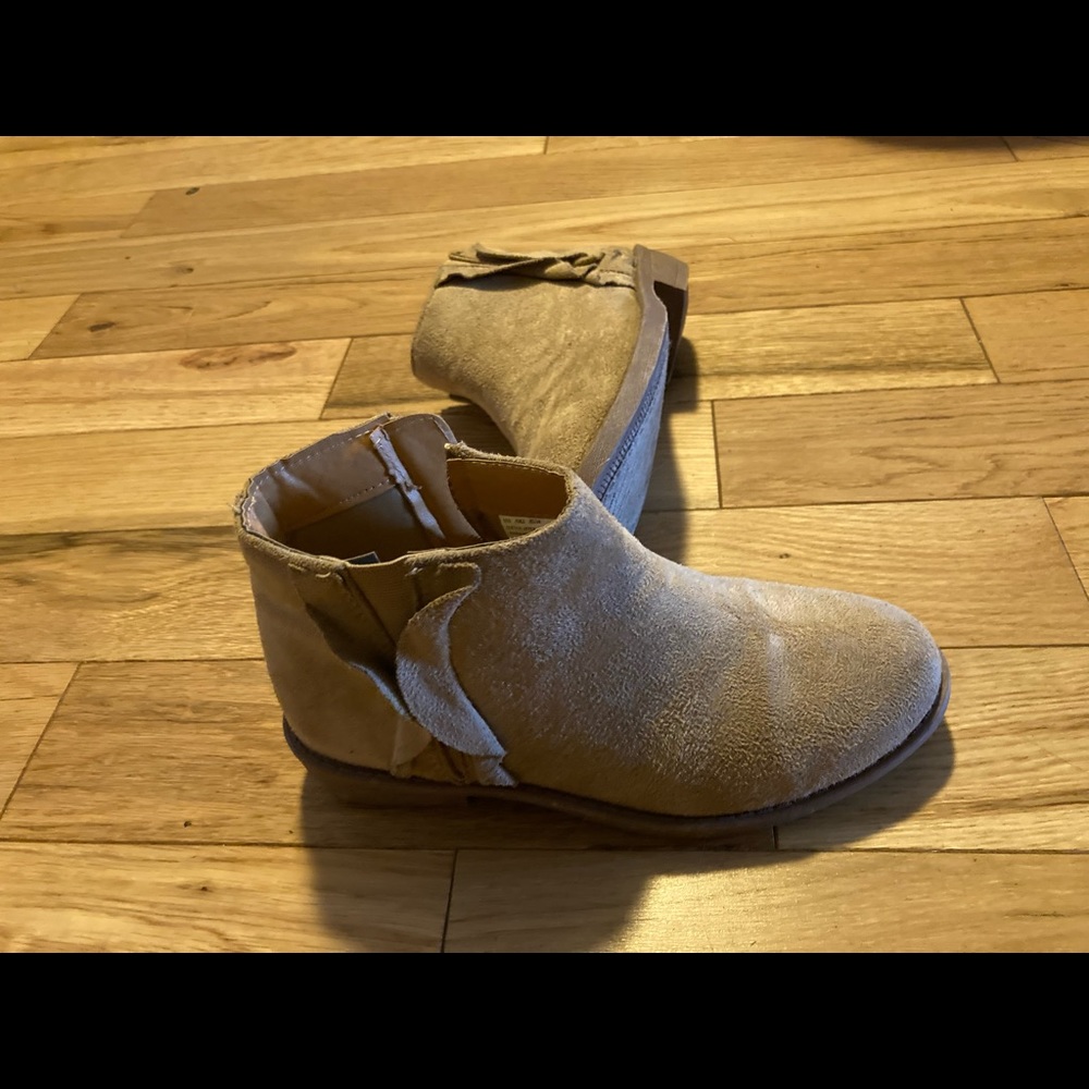 Girls size 3 brown ankle boots. Worn handful of times.